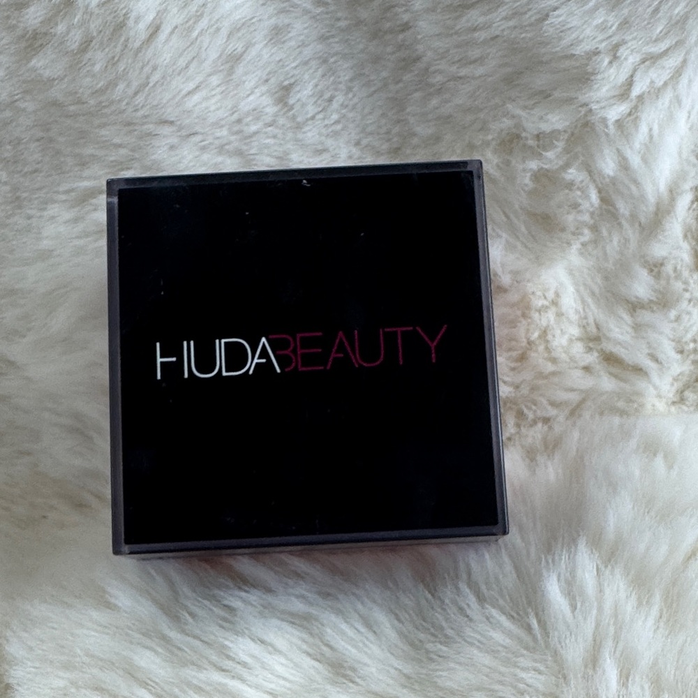 HUDA BEAUTY Black and Pink Makeup Compact